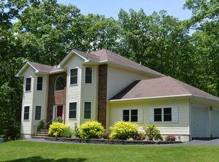 120 Red Rock Cir, Hawley, PA 18428