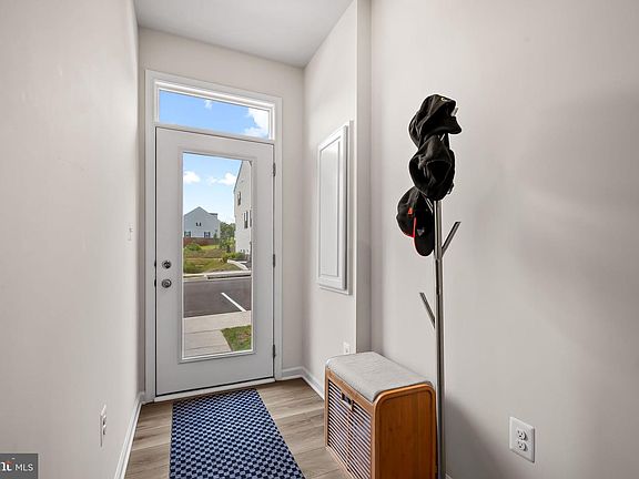4th image of 170 Woodgate Cir