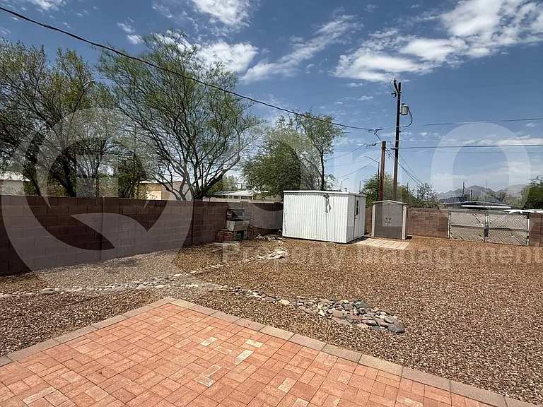 1305 E Water St — Photo 24