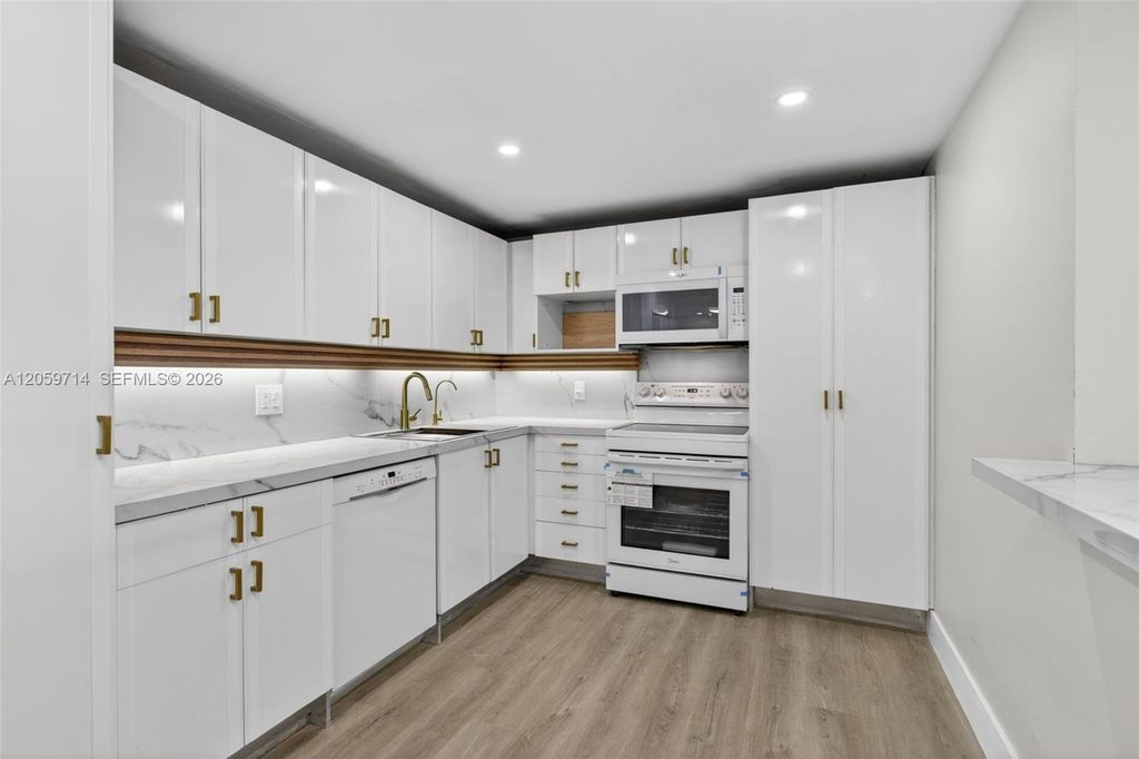 3090 N Course Dr APT 807, photo 5