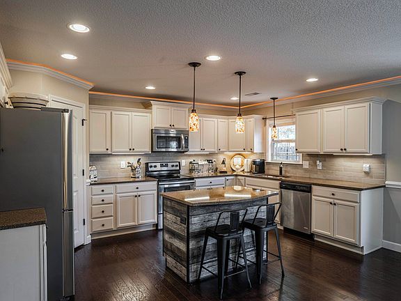 5th image of 203 Medoc Ln