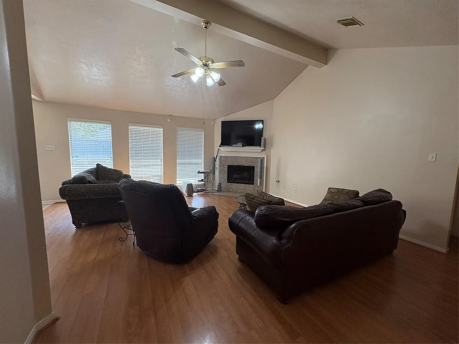 3 bed, 2025 sqft, $2,500 — Photo 4