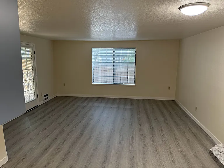 4054 NE 55th St #101 — Photo 31