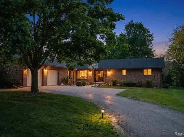 37735 Santa Anna St, Clinton Township, MI 48036