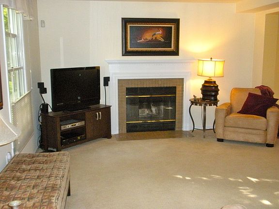Livingroom w Fireplace