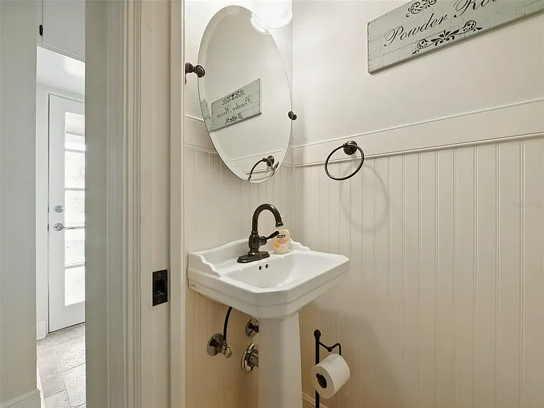 1426 Crestview Dr — Photo 20