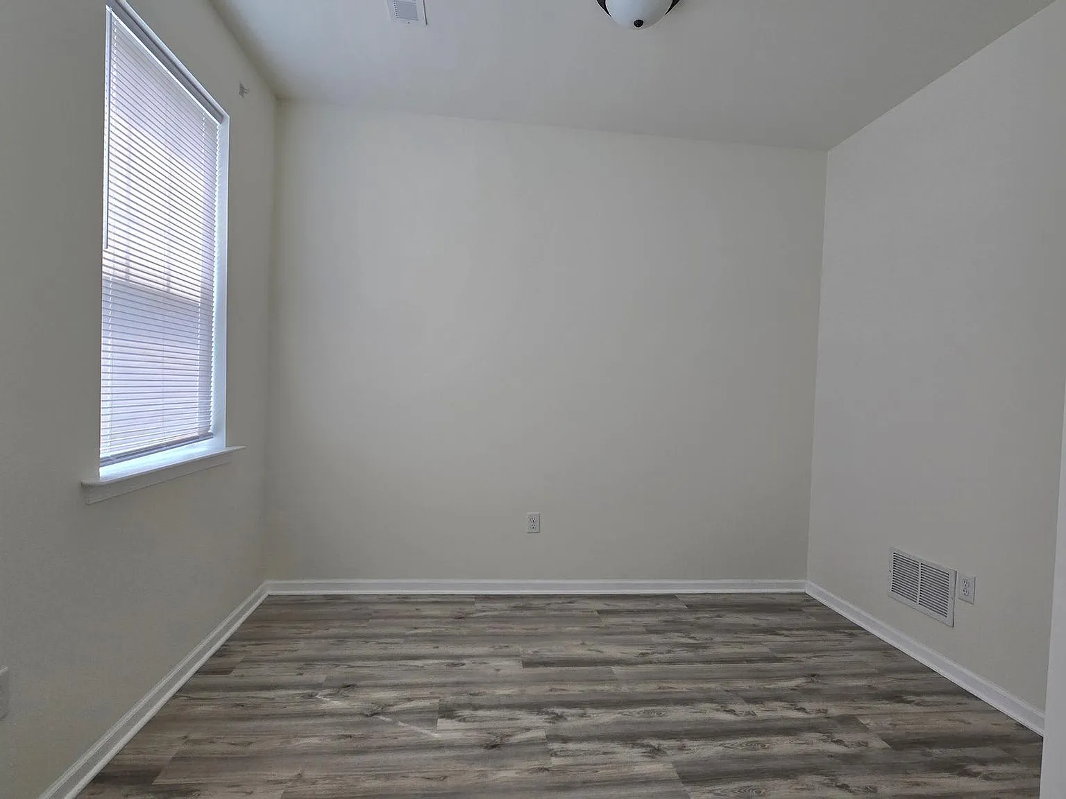 4 bed, 3.5 bath, 1880 sqft, $2,100 — Photo 4