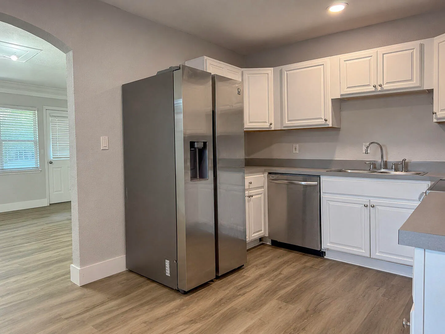 6 bed, 2.0 bath, 2458 sqft, $4,500 — Photo 2