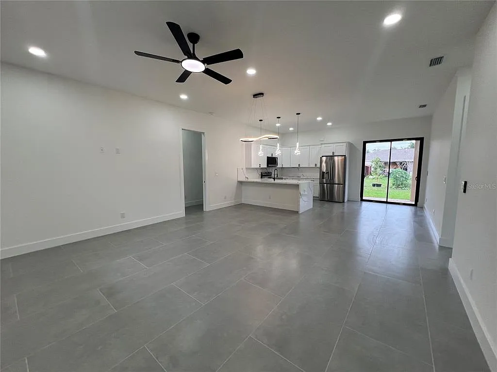 3 bed, 2.5 bath, 1452 sqft, $2,000 — Photo 3