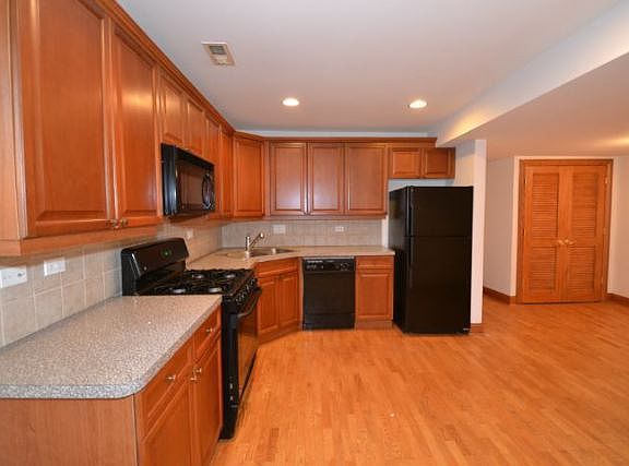 2nd image of 4051 N Kenmore Ave #G
