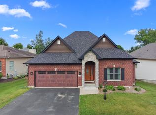 1400 Savanna Ln, Woodstock, IL 60098