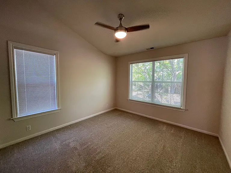 Exceptionally Spacious and Modernized 2x2 Townhouse w/Garage and Washer/Dryer Hookups! — Photo 28