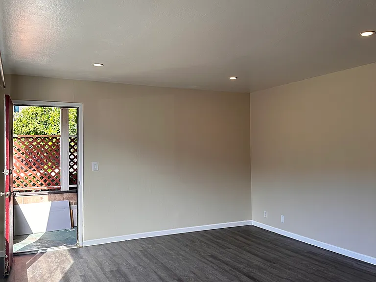 2850 Sneath Ln Apts — Photo 3