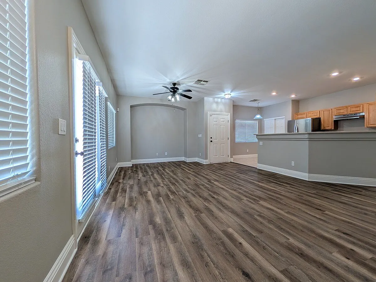 2 bed, 2.5 bath, 1332 sqft, $1,713 — Photo 3