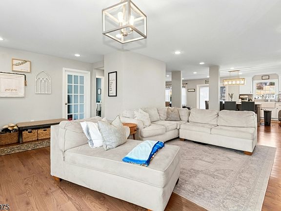 4th image of 318 Delaware Avenue
