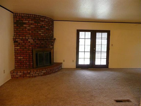 3rd image of 604 Oakshire Ave