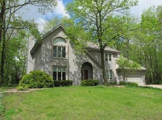 3985 S Woodhill Ln, New Berlin, WI 53151