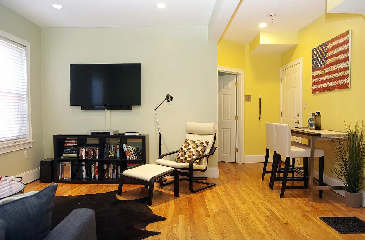 Building Photo - 9 Pompeii St #1