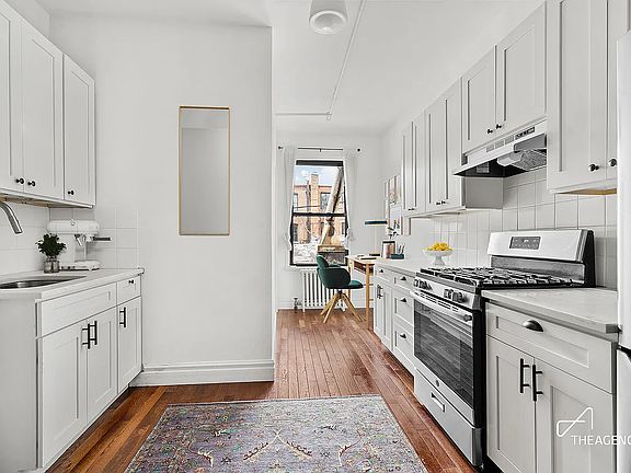2nd image of 231 Maujer St #2B