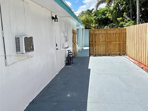 5th image of 3410 SW 17th St
