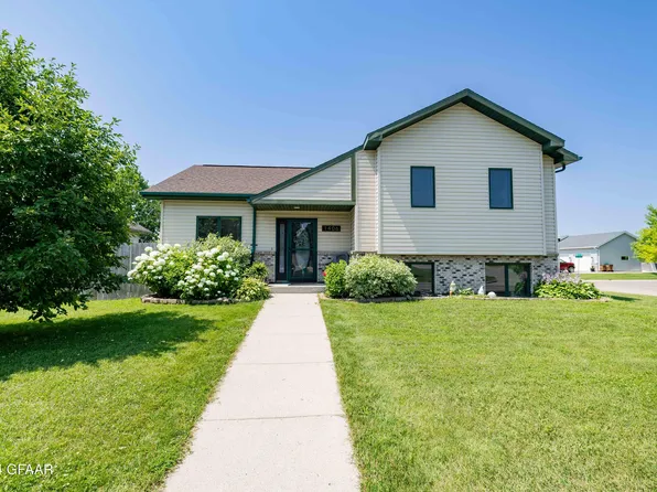 1406 Park Dr SE, East Grand Forks, MN 56721