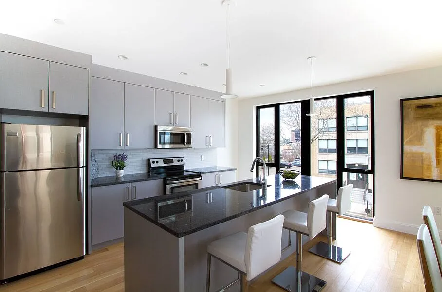 2 bed, 1.0 bath, 1028 sqft, $4,852 — Photo 3