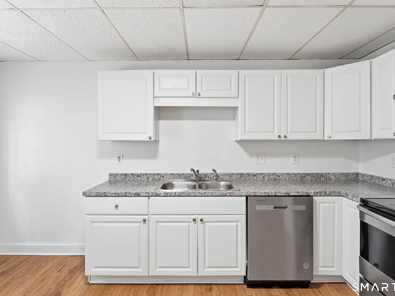 3 bed, 1.0 bath, 4104 sqft, $2,200 — Photo 4