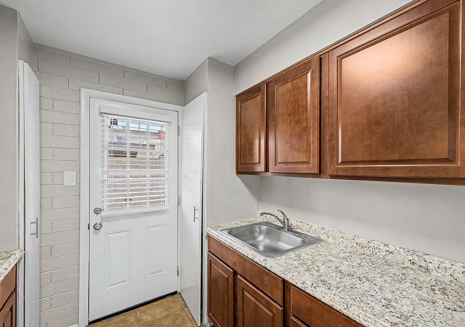 Alexsi Apartments — Photo 3