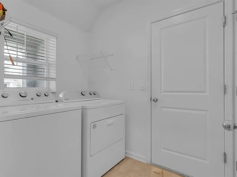 1513 Cumberland Ave — Photo 5