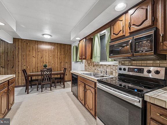 5th image of 16 Betty Ln