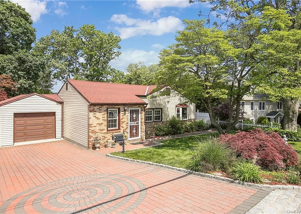 1st image of 5 Roundhill Dr