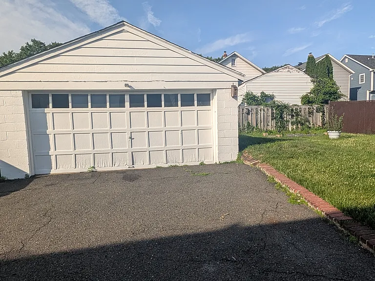 2561 Doris Ave — Photo 13