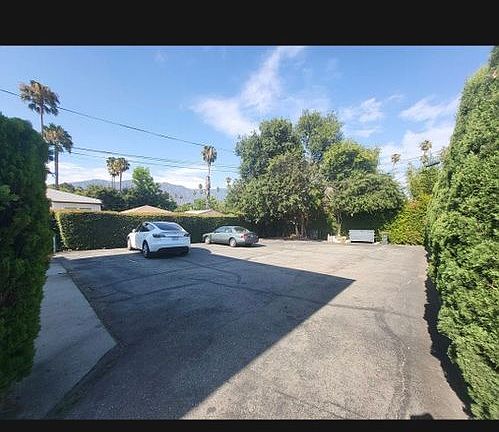 2nd image of 934 N Lake Ave #5