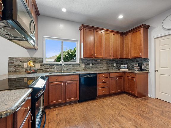 5th image of 4111 Highgrove Dr