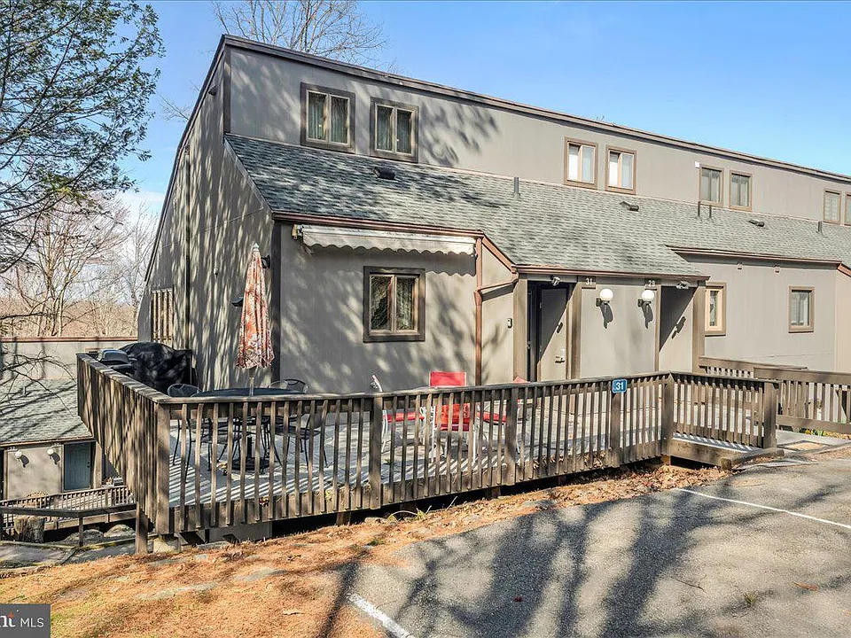 31 Middle Village Way