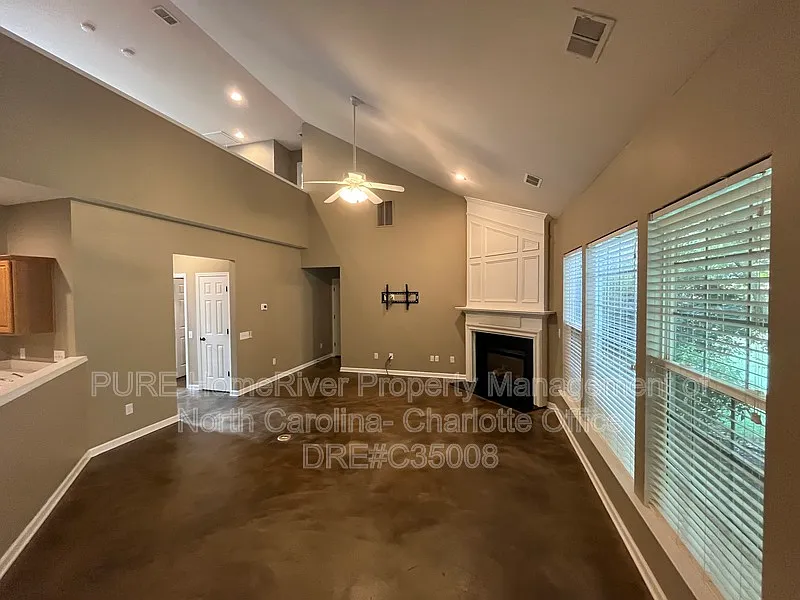 3 bed, 3.0 bath, 2390 sqft, $2,595 — Photo 4