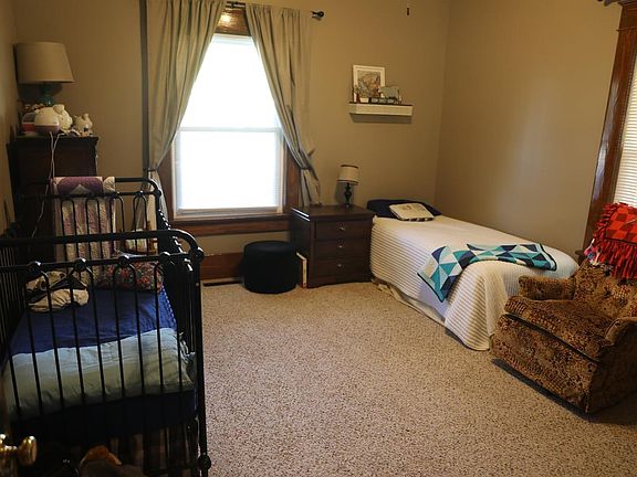 5th image of 305 E 2nd St