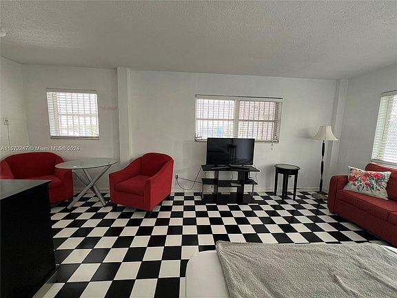 3rd image of 932 Euclid Ave APT 5