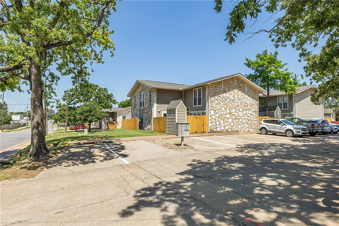 2 bed, 1.5 bath, 1048 sqft, $1,200 — Photo 1