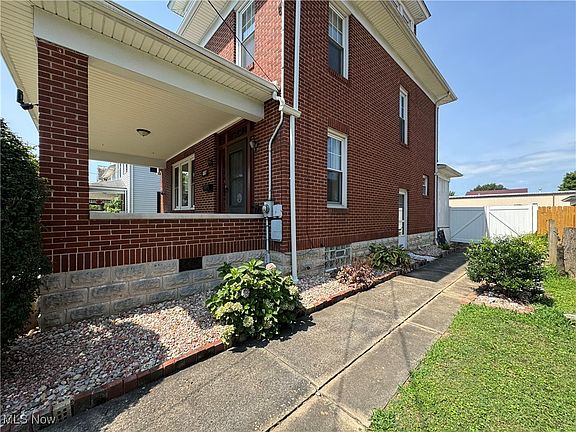 4th image of 1807 Pearcy Ave