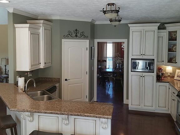 Kitchen withe walkin pantry 