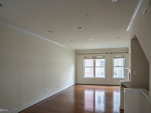 5th image of 533 Regent Pl NE