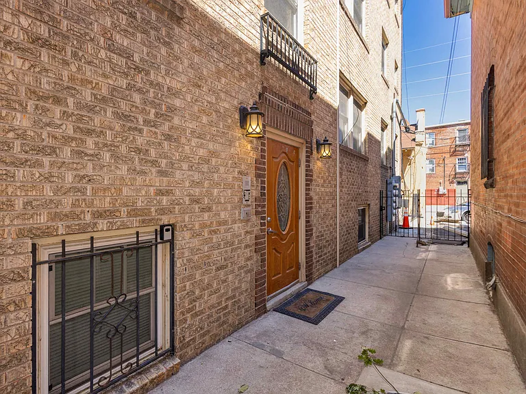 1236 N Pearl St — Photo 17