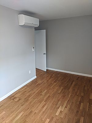 5th image of 726 Courtlandt Ave #2D
