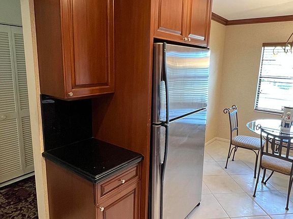5th image of 38 Stratford Ln Unit B