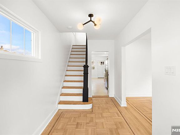 4th image of 526 Dewey Ave