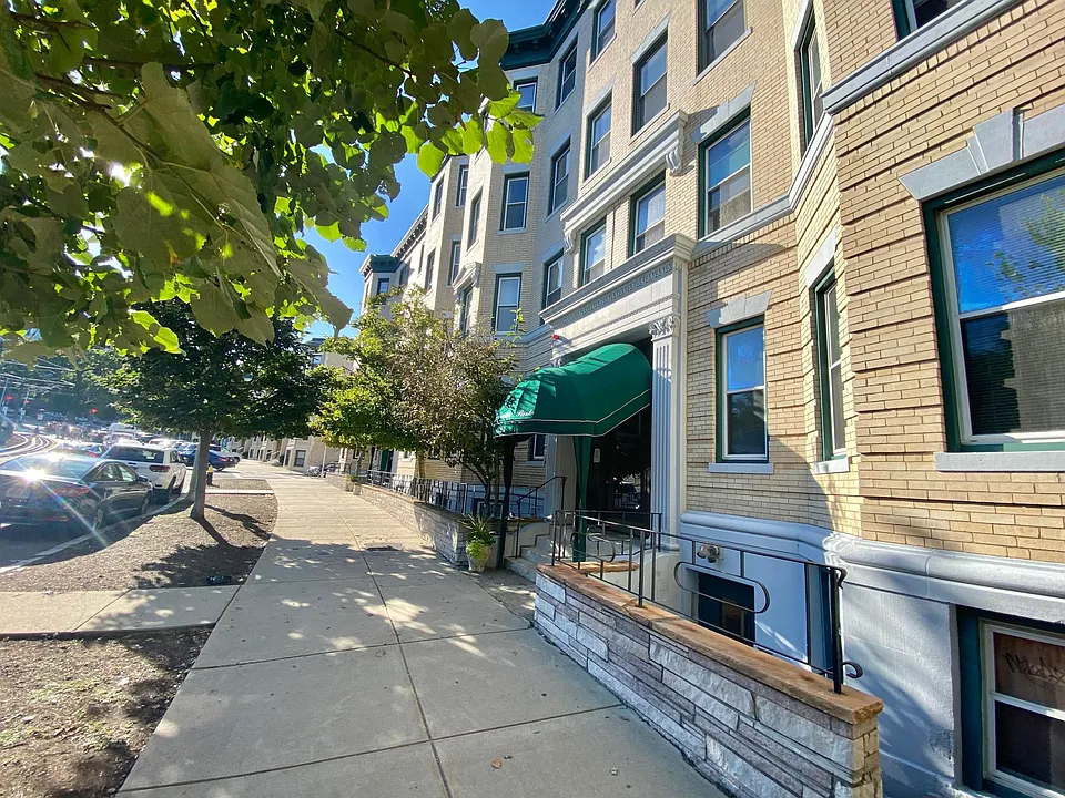 1423 Commonwealth Ave