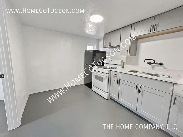 940 E Florita St — Photo 32