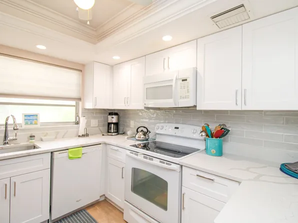 1020 Palm View Dr, Naples, FL