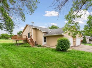 1070 Butte Ct, Chanhassen, MN 55317